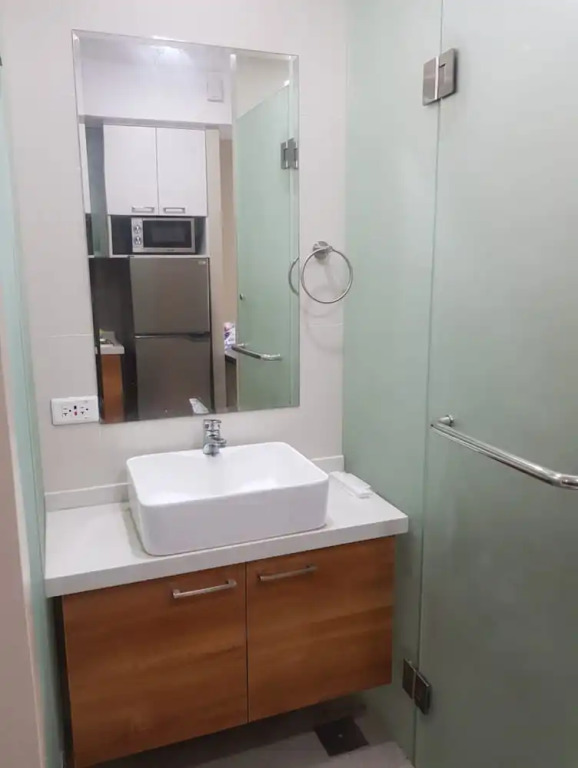 OYO 215 Sunshine City Suites