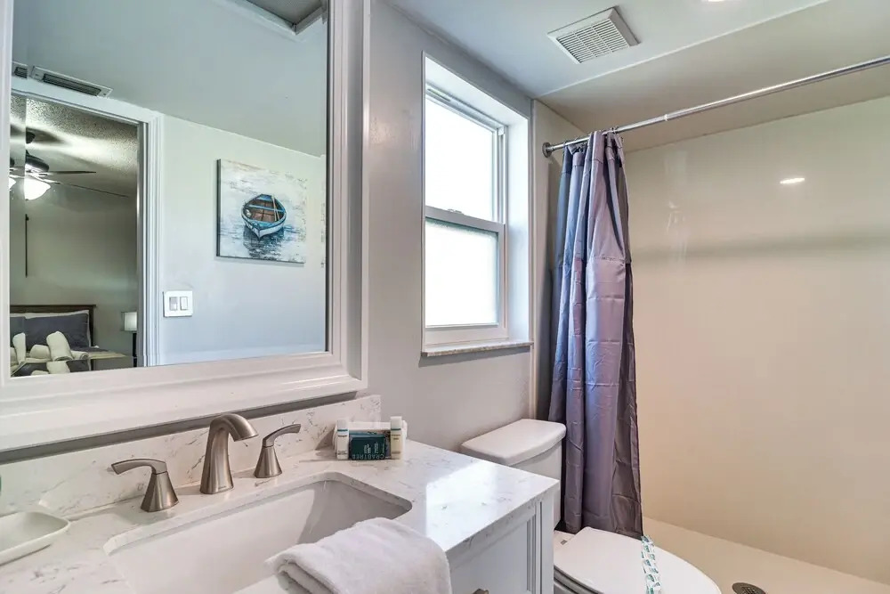 Largo Oasis w/ Pool & Grill: 6 Mi to Beach!