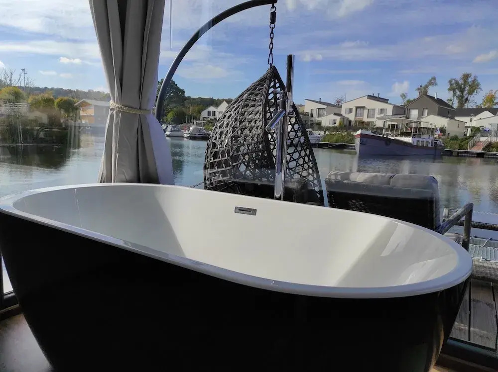 Un Moment Suspendu Pour Couple : Houseboat « Trampoline sur Leau »