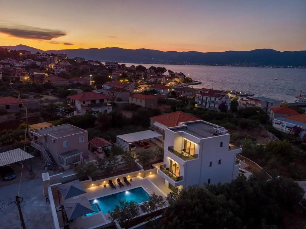 Villa Lady Maris with heated private pool, 5 en-suite bedrooms, 70m from beach