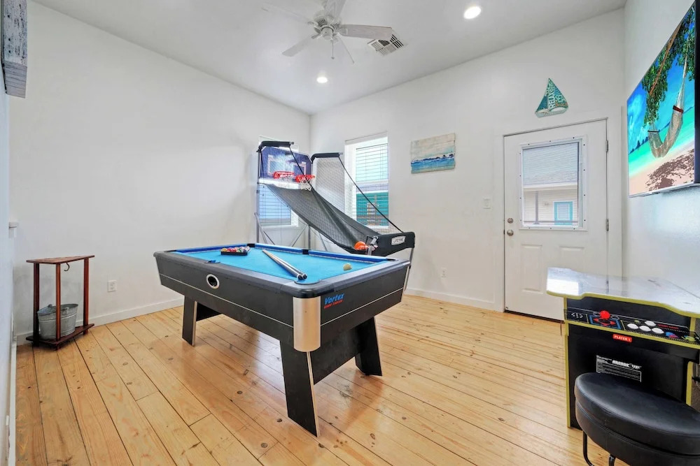 2 Homes in Gulf Village by Avantstay Sleeps 24, 2blocks to the Beach, Pool, Game Room, Patio w/ Outdoor Bar