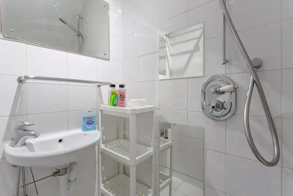 Modern 2 Bedroom in Queens Park With Garden