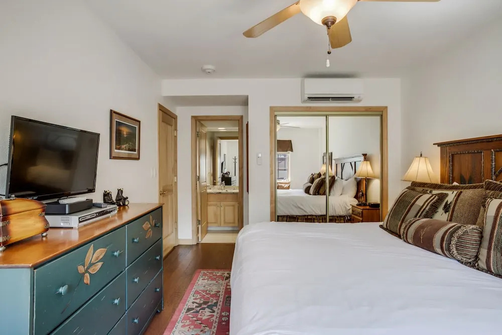 Luxurious 3 bedroom 3 bath condo! 3 Condo by RedAwning