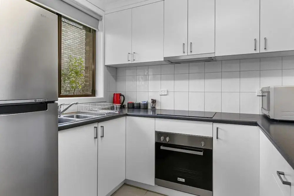 2-bed Townhouse Retreat in Sandy Bay With Parking