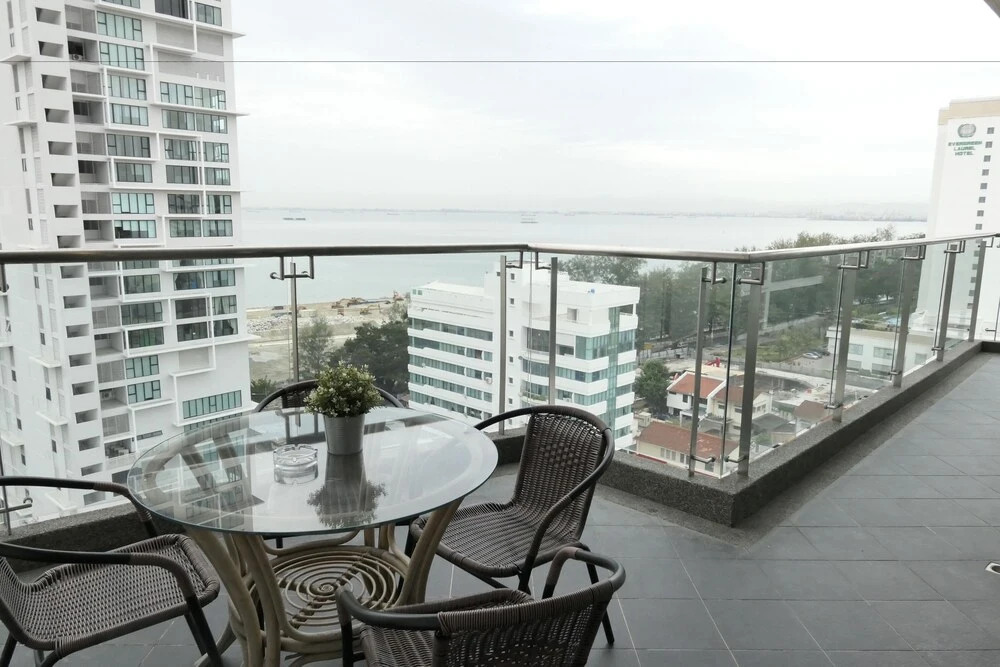 Gurney Seafront Supercondo 4B Penthouse