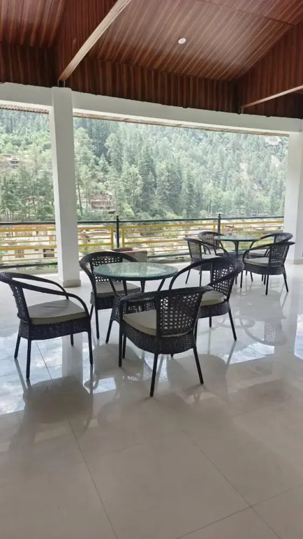 Shesh Besh Guest House & Restaurant
