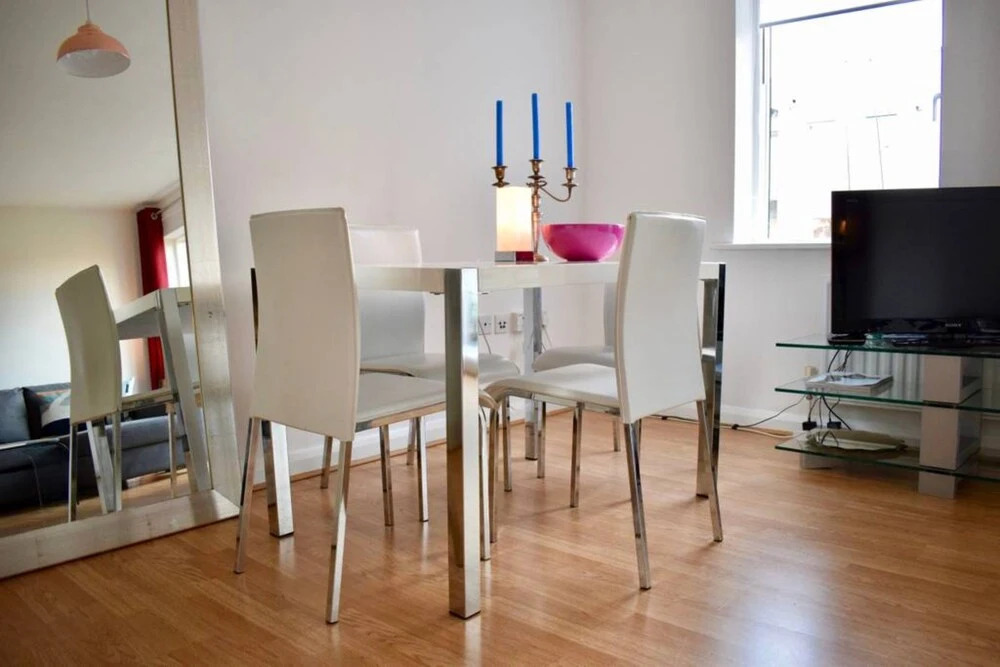 Modern 1 Bedroom Apartment With Balcony