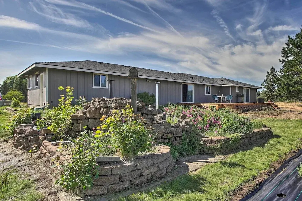 Updated Farmhouse w/ Deck on Central Oregon Canal!