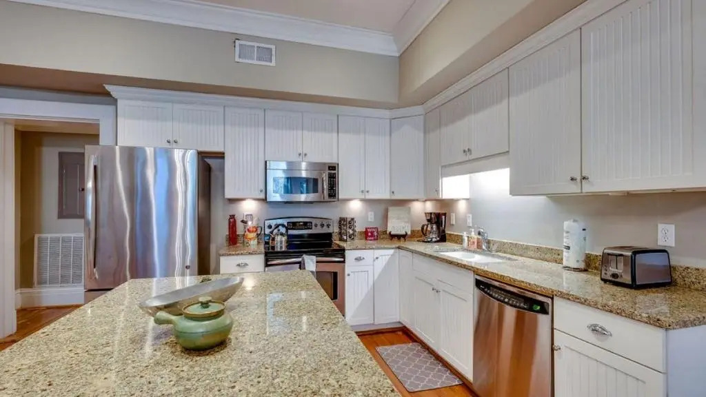 201 York #3 · Homey Downtown 2 Bedroom Steps from the River