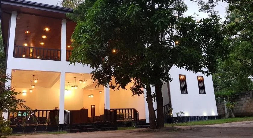 Lakmini Lodge Restaurant & Bar