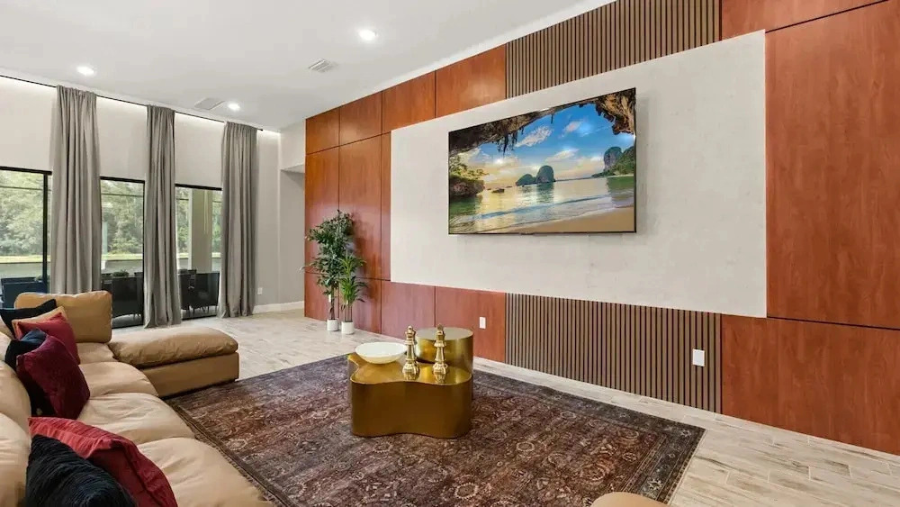 Lakeside Villa With Pool, Cinema & Games Room