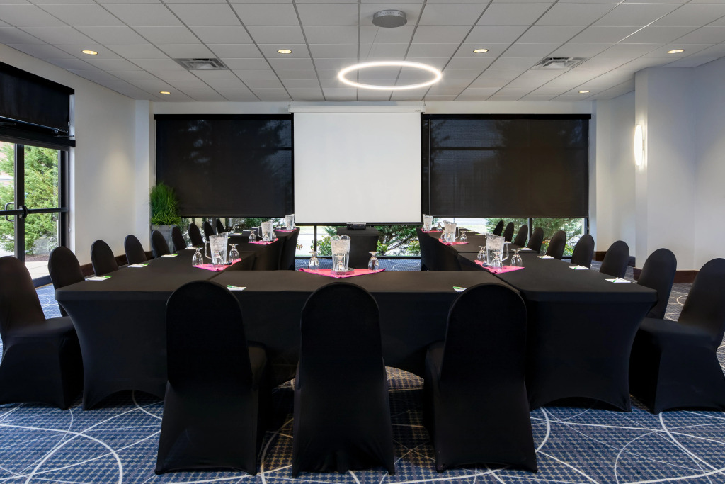 Holiday Inn and Suites Charleston West by IHG