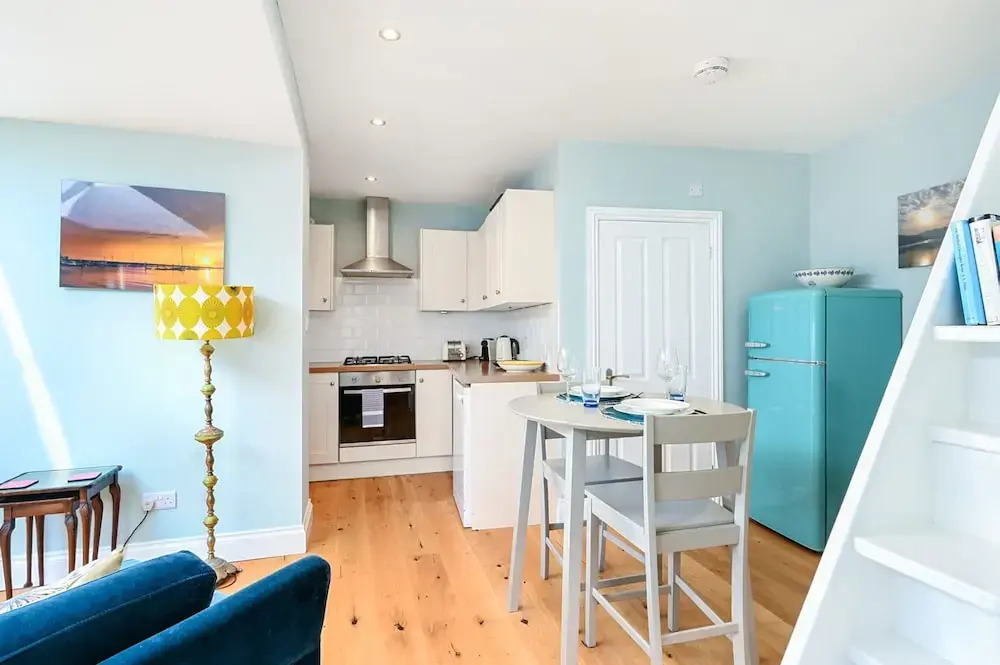 Host Stay Blue Bolthole on Vicarage Lane