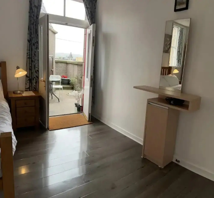 2-bed Historic Apartment in old Town Edinburgh