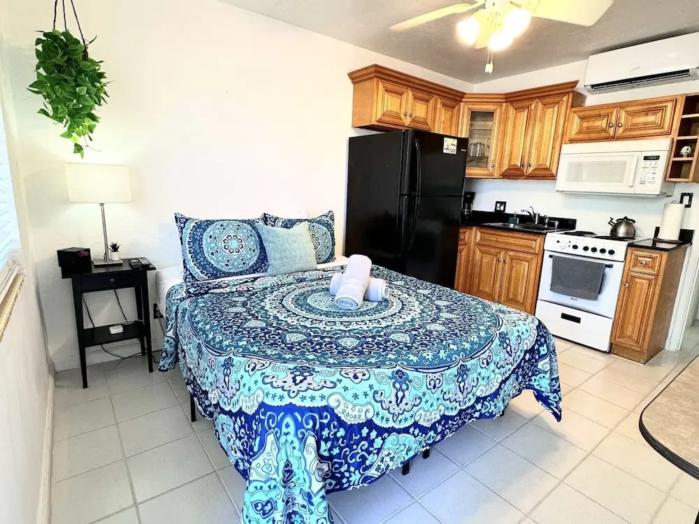 Southwinds 3 for 2 Queen Studio Steps to Beach