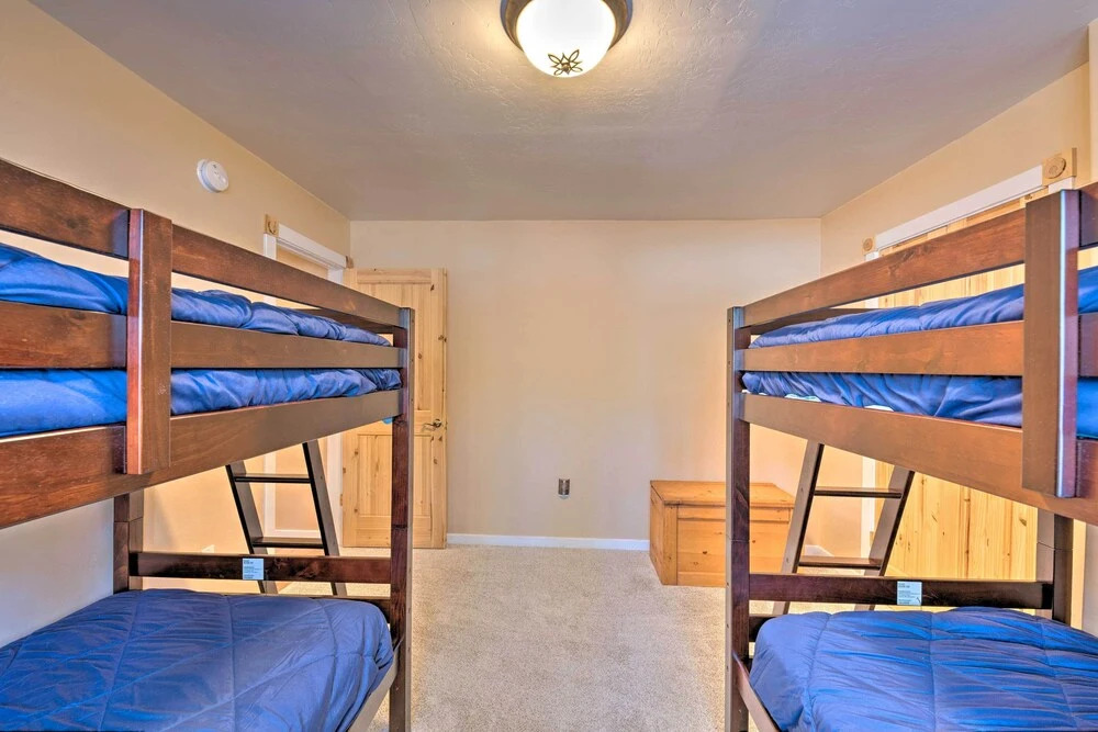 Spacious Pinetop Country Club Cabin w/ Deck!