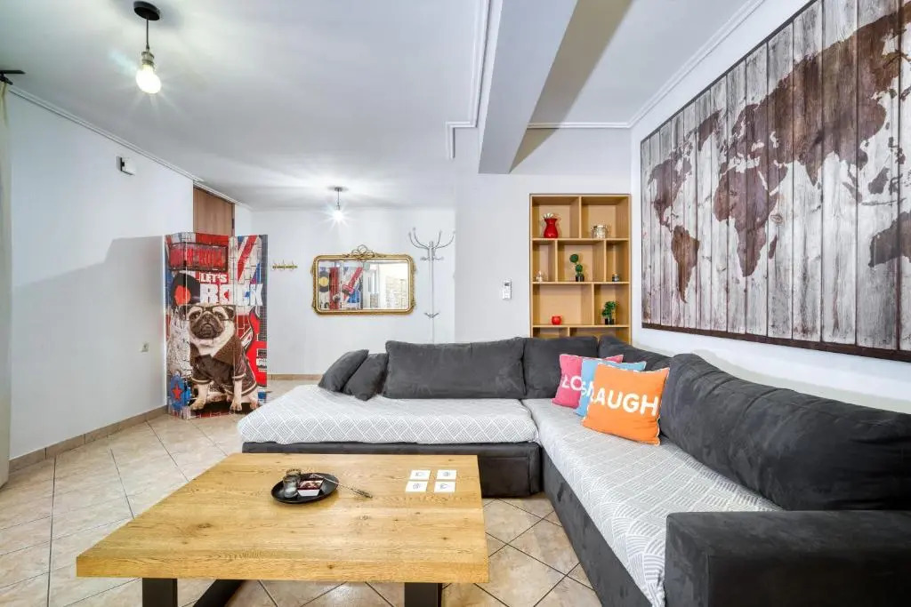 Spacious & Stylish Athens Apartment - Walk To Metro