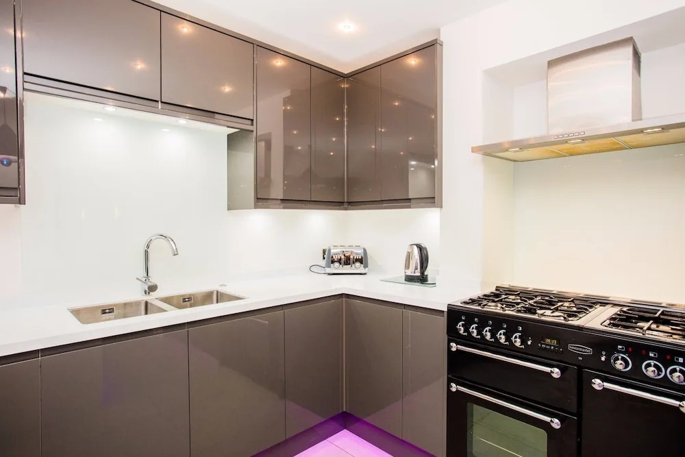 5 Bedroom Home in West London