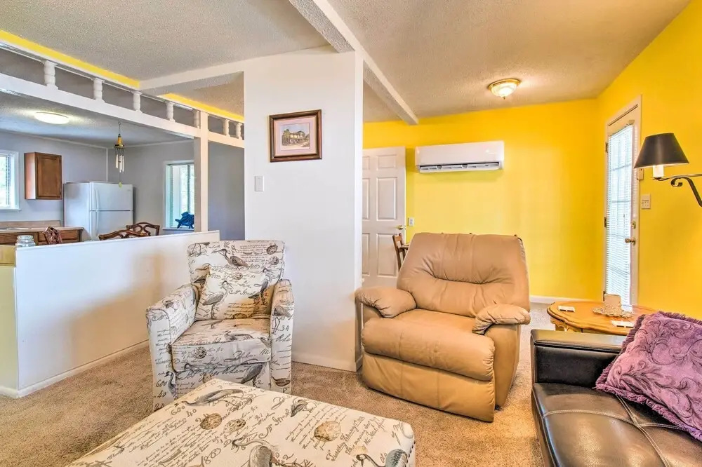 Sunny Oak Island Retreat - 3 Blocks to Beach!
