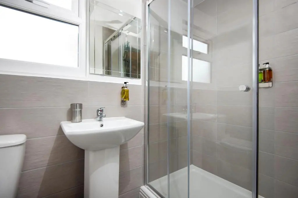 Oliverball Serviced Apartments - Harold House - Modern open plan 4 bedroom, 3 bathroom house in Portsmouth