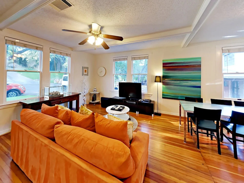 3BR 2BA Downtown Austin Charming Bungalow by RedAwning