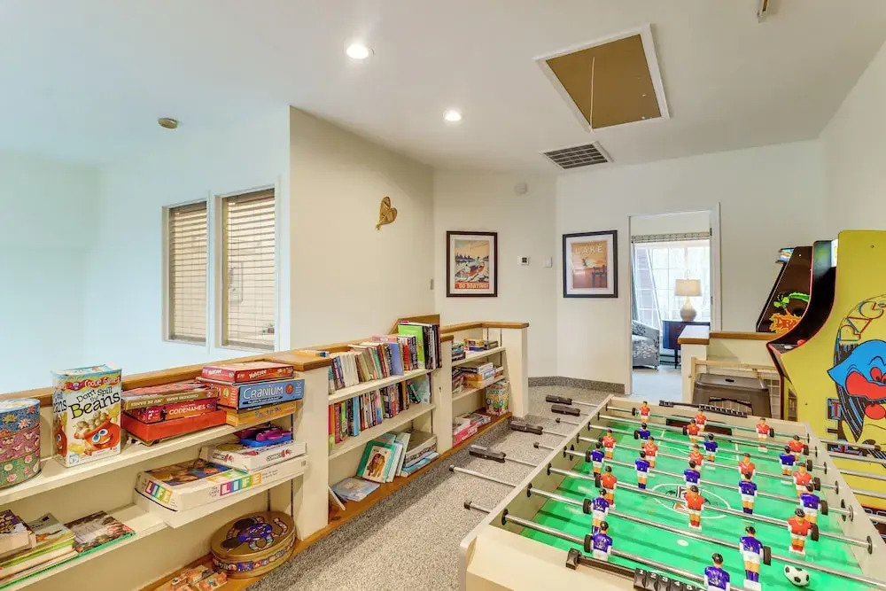 Game Room & Bbq: Waterfront Lake Harmony Condo!