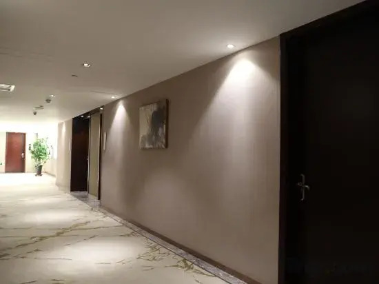 Asia Europe Hotel (Lan Da Er Yuan Branch, Xiguan Metro Station)