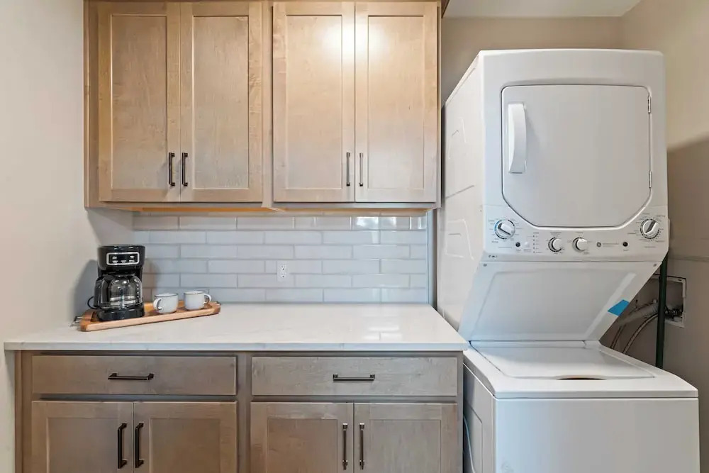 Stylish 3BR Waterfront Home w/ Sunset Porch + Access to Dining Sunsets on Shoreline by Avantstay