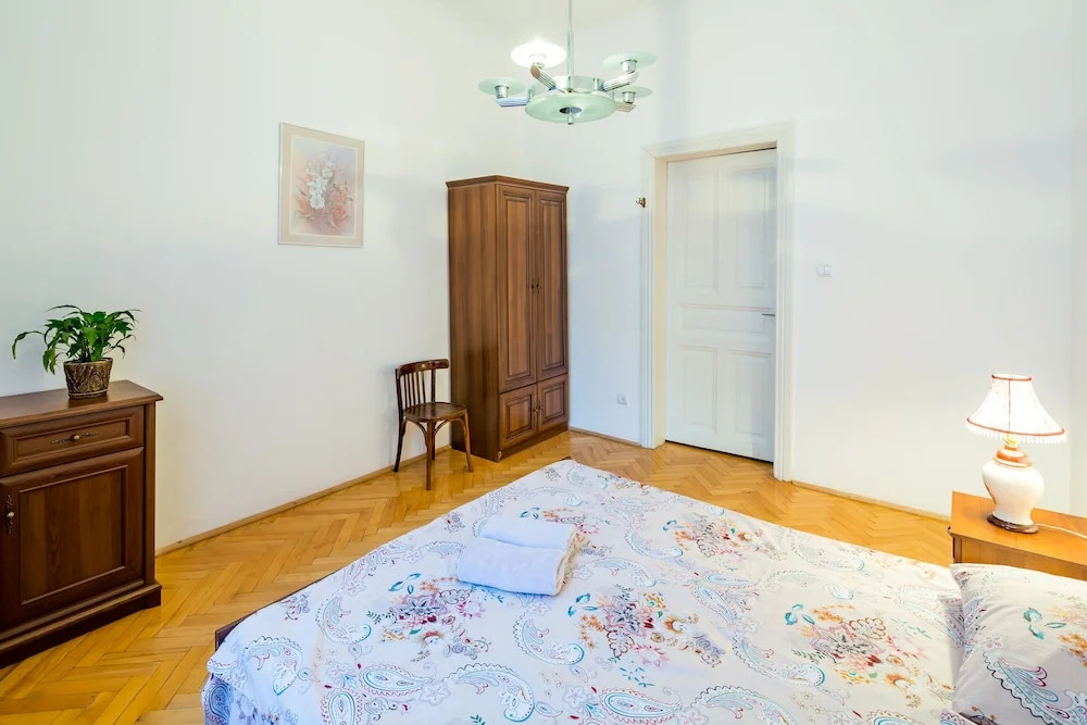 Three rooms on Hnatyuka 3