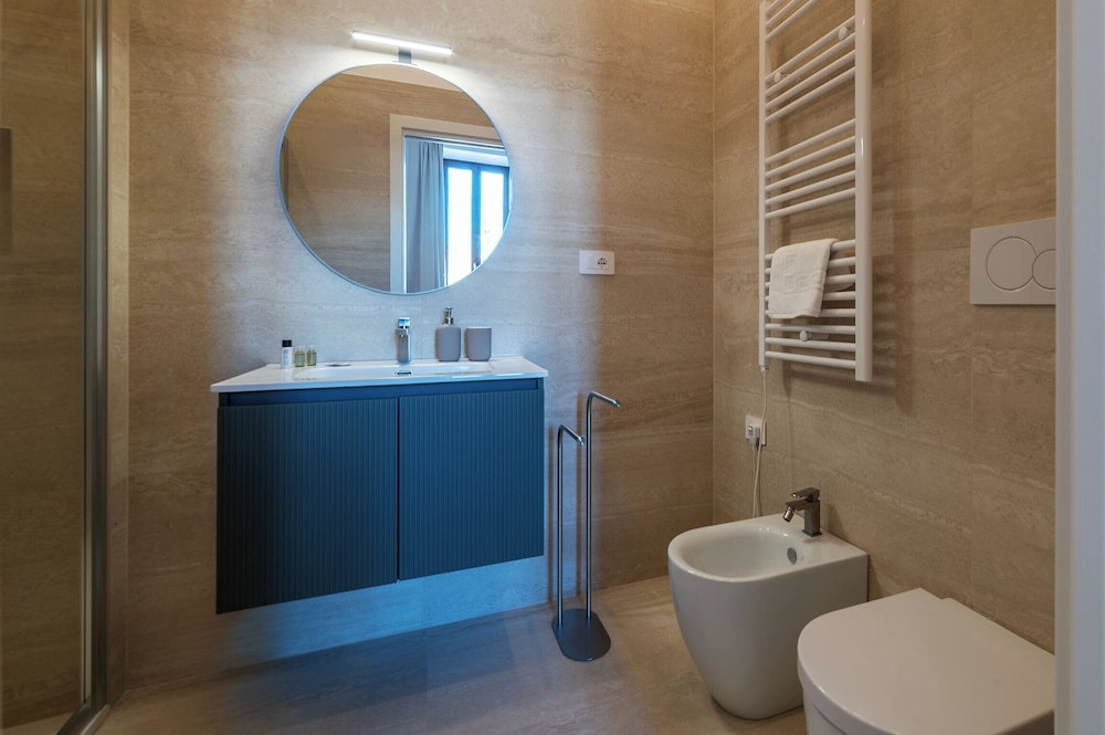 Stylish 2-Bedroom Stays near Colosseum
