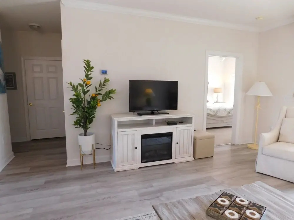 Wedgewood #714 2 Bedroom Condo by Redawning