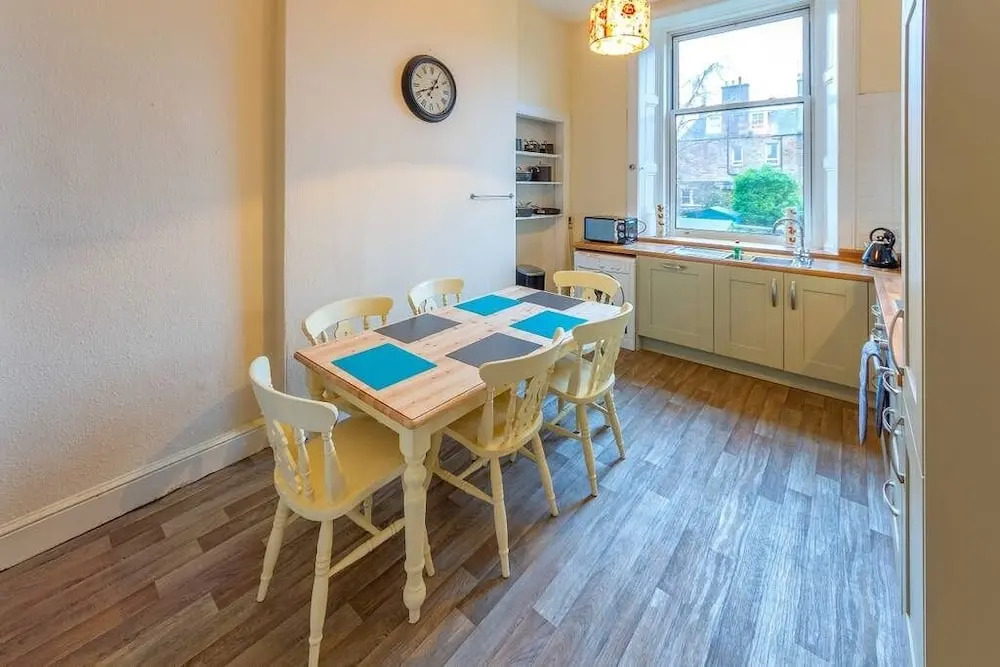 Incredible Victorian 4 Bedroom Apartment