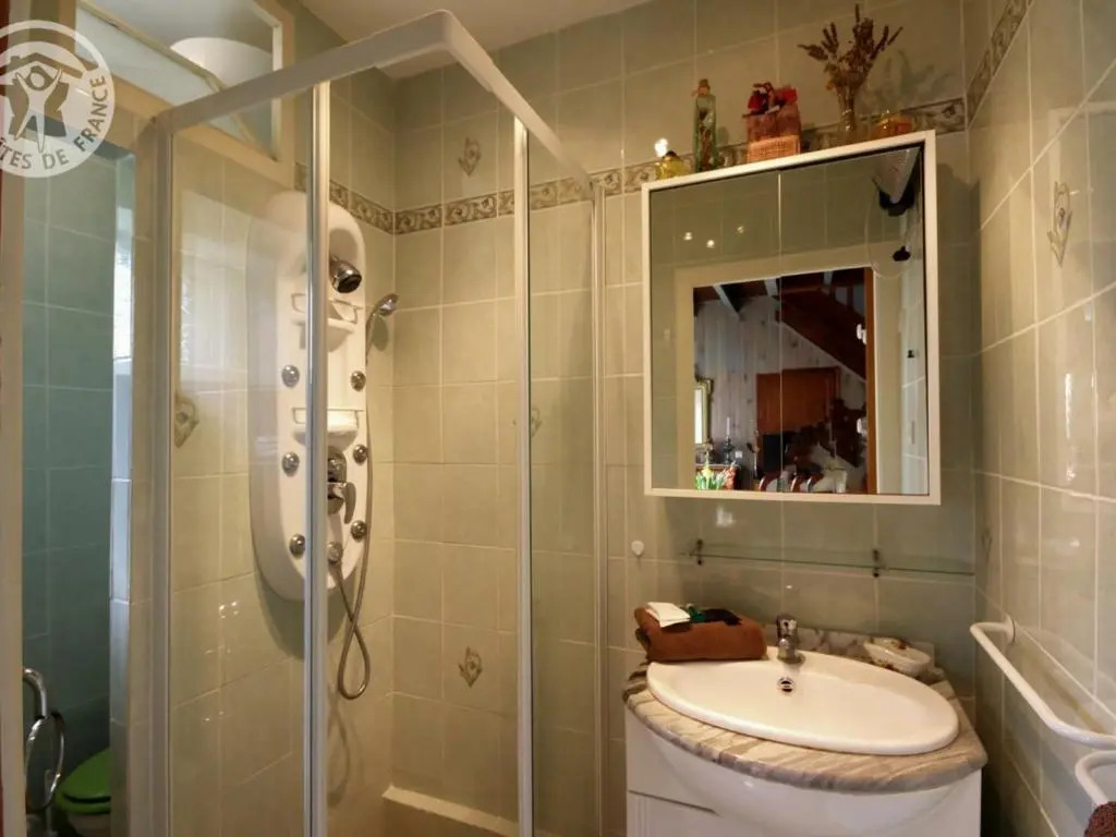 Gîte Charmant avec Terrasse et Jardin, Animaux Bienvenus - FR-1-496-90
