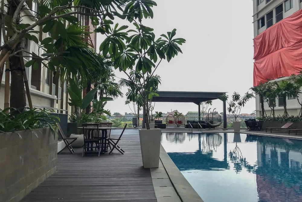 Comfortable Pool View Studio Room at Gateway Park LRT City Jatibening Apartment By Travelio