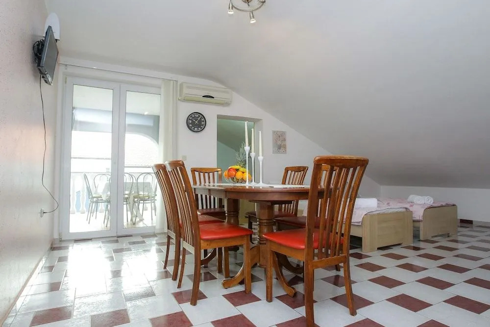 Lucky Luke Pool Apartments