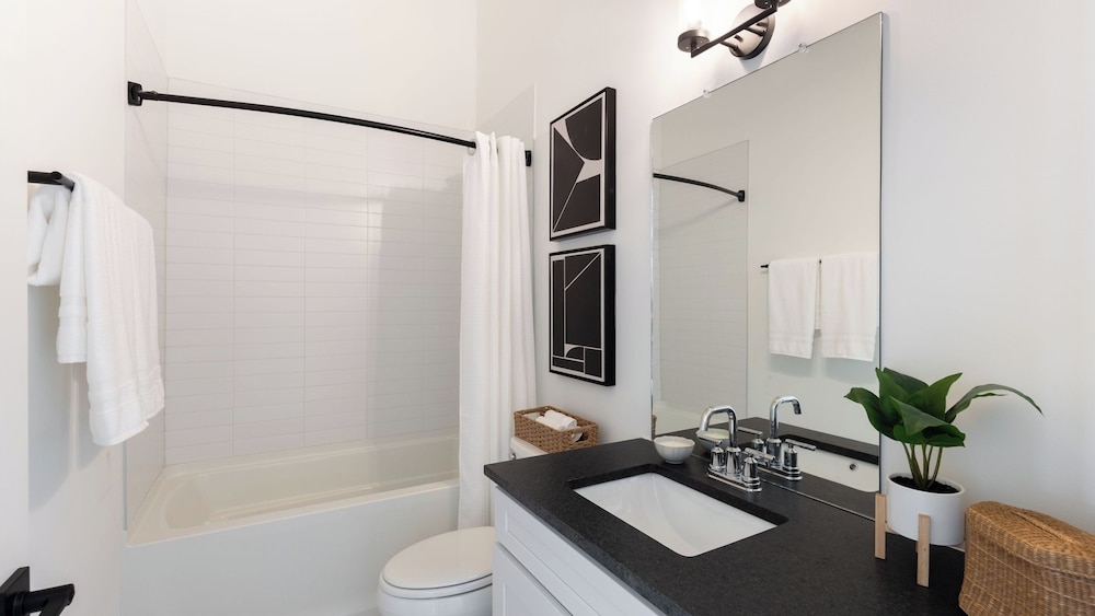 New Build Sleeps 12, 2 Condos in Scenic Bluffside, Minutes to Downtown