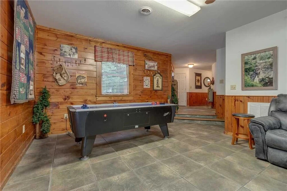 A Bear Creek 5 Bedroom Home with Hot Tub