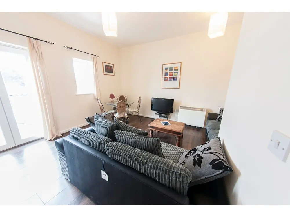 Newly Redecorated 2BR Victoria Docks Flat for 4