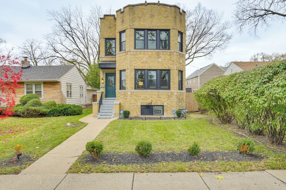 Family Apartment w/ Deck + Yard Near Northwestern
