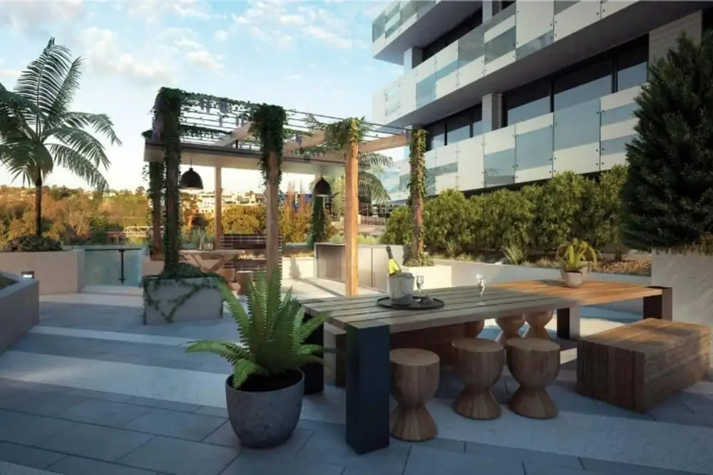 Sleek Arthouse Apartment With Pool Close to City