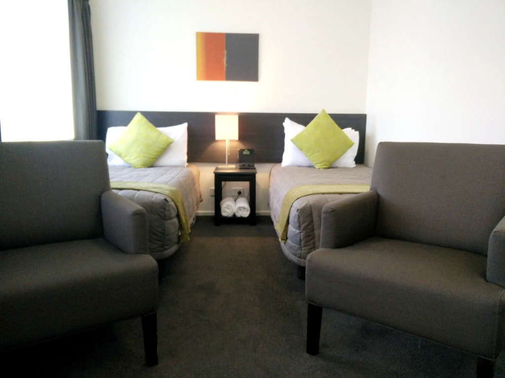 Airport Palms Motel