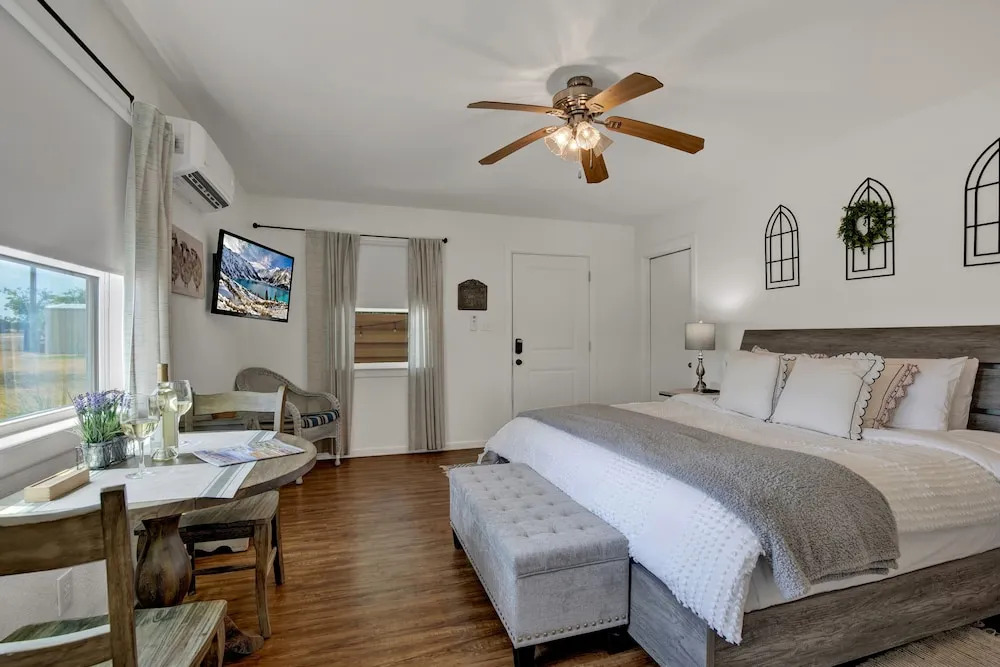 Cozy Casita! In Texas Famous 290 Winery Corridor!