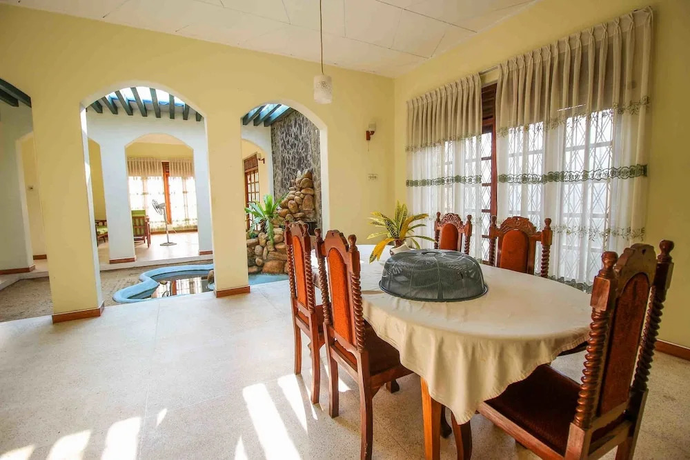 Yoho Airport Way Bungalow