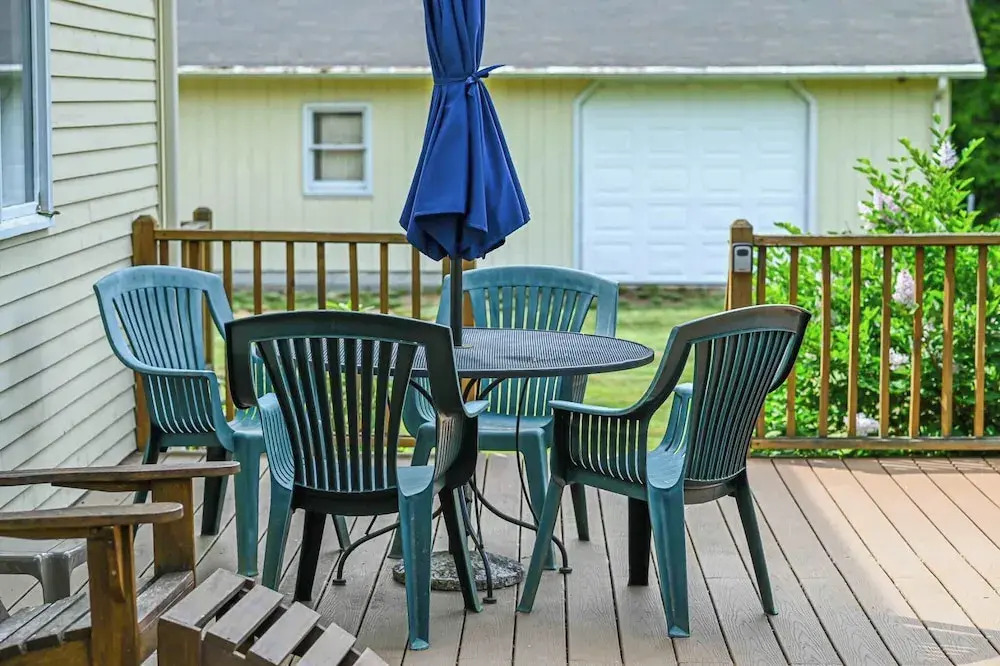 4 BDR w/ Private Hot Tub, Backyard and Deck!