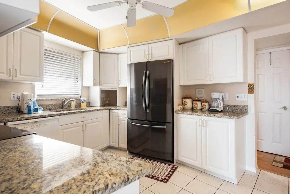 232 South Harbor Upstairs 3 Bedroom Apts by RedAwning
