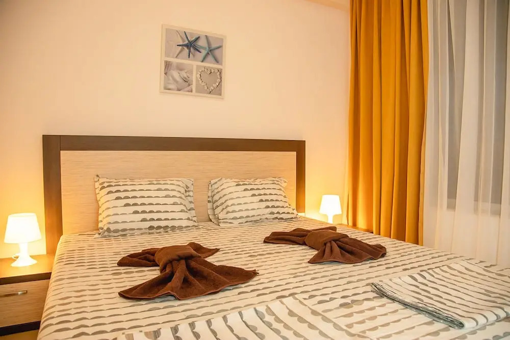 FM Deluxe 2-BDR Apartment with Pool & Sea View in Sun Resort