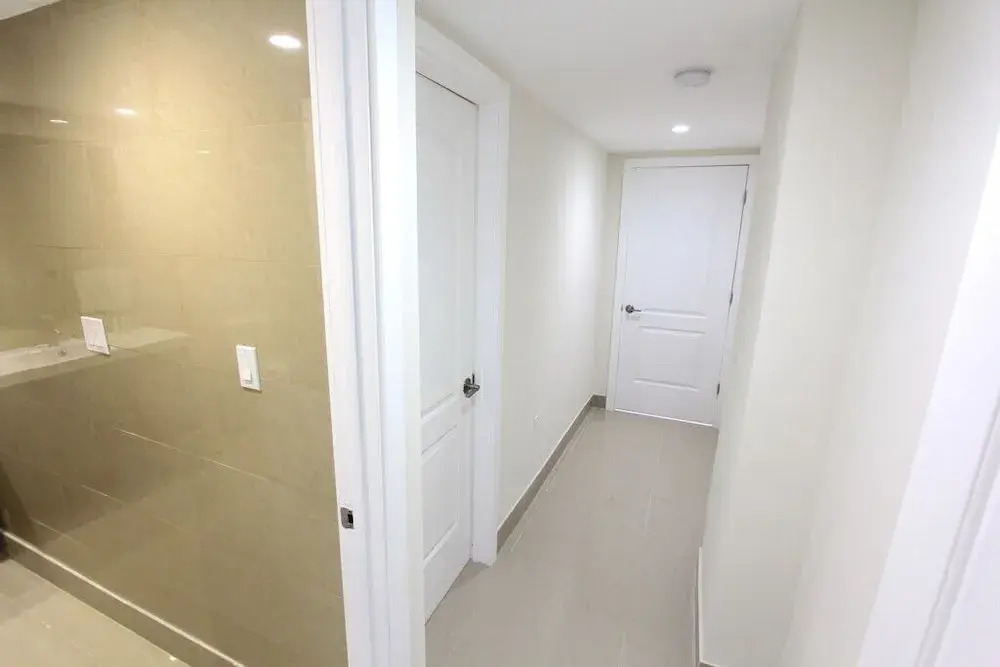 1 Bedroom + Den Bay View Apartment Or1610
