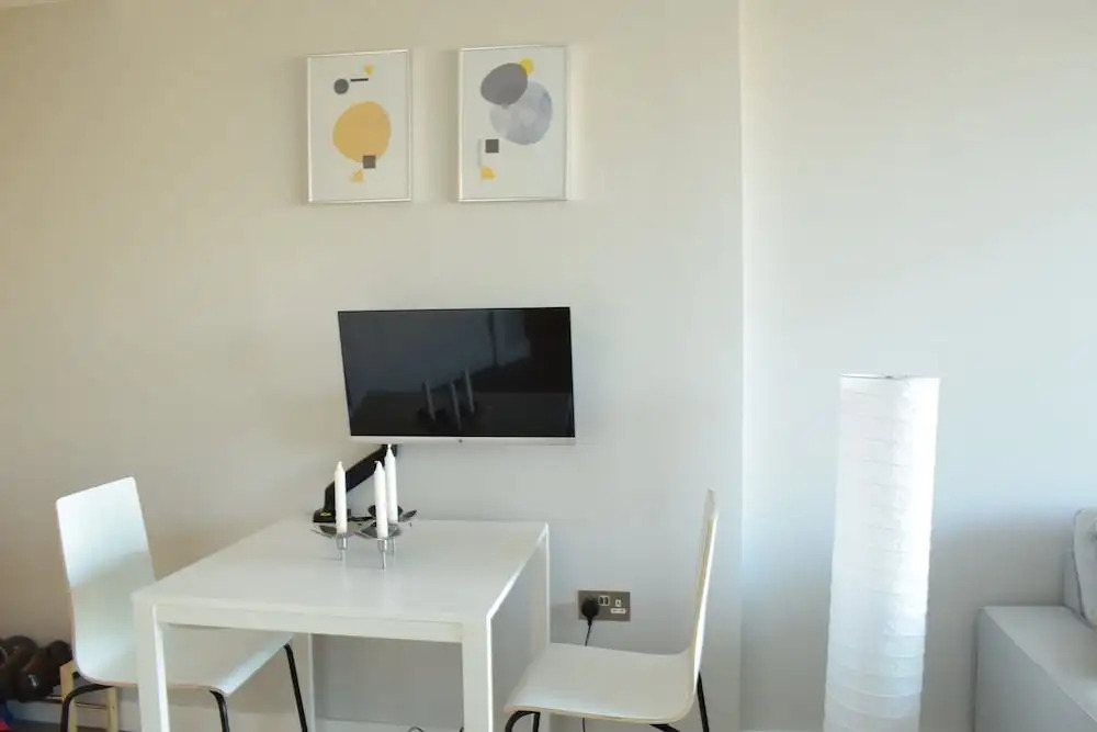 Modern Highrise 1 Bedroom Flat With Balcony