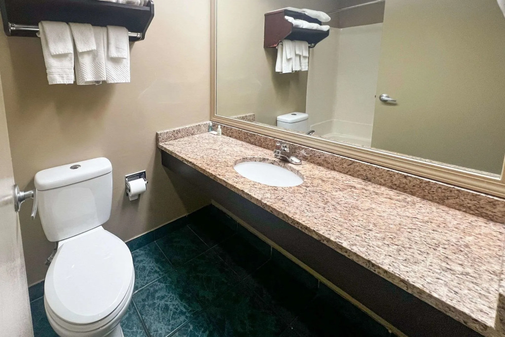 Days Inn & Suites by Wyndham Norton Shores Muskegon