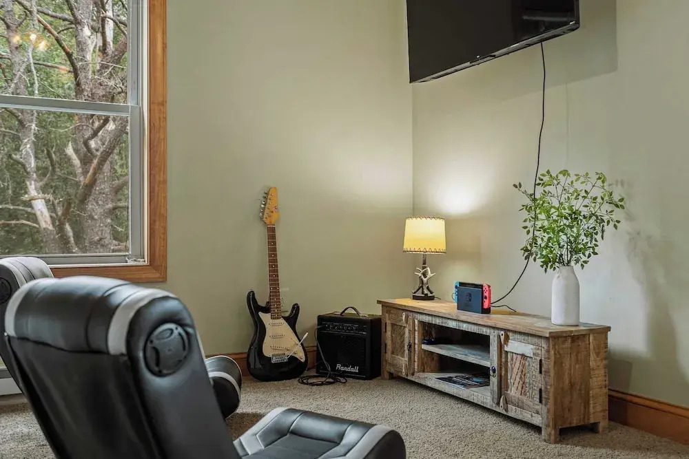 Sleeps 18 Lake Access, Game Room, Close to Skiing Otter Banks by Avantstay